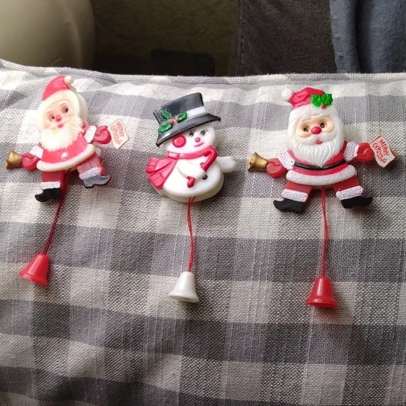 Pins,Christmas 3 pin set, pull bell  and parts move, very cute set. - Picture 6 of 7